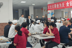 <b>保障师生饮食平安</b>